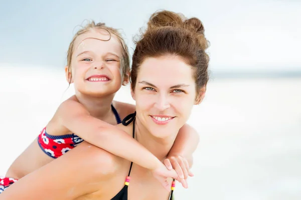 Gelukkige moeder en dochter op het strand van de zee op de Malediven in de zomer vakantie — Stockfoto