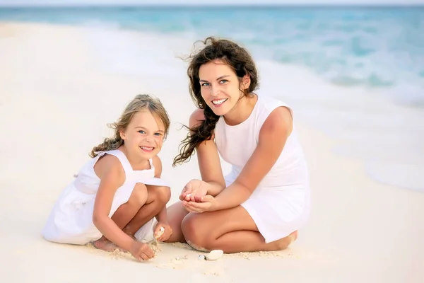 Anne ve küçük kızı yaz tatilinde Maldivler sahilinde oynuyorlar. — Stok fotoğraf