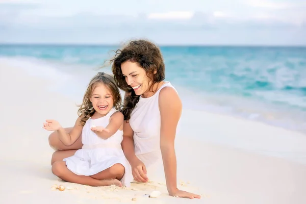 Mother and little daughter playing on the beach on Maldives at summer vacation — Stock Photo, Image