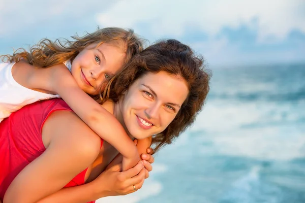 Feliz madre e hija en la playa del océano en Maldivas en las vacaciones de verano —  Fotos de Stock