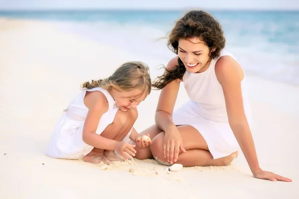 Mother and little daughter playing on the beach on Maldives at summer vacation — Stock Photo, Image