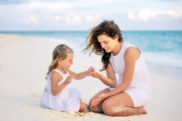 Moeder en dochtertje spelen op het strand op de Malediven tijdens de zomervakantie — Stockfoto