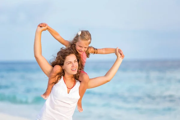 Glückliche Mutter und Tochter im Sommerurlaub am Strand der Malediven — Stockfoto