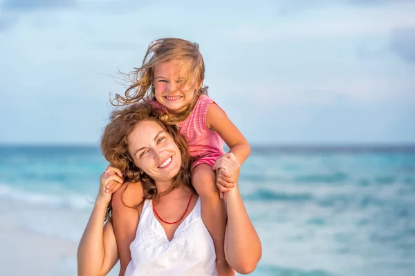 Šťastná matka a dcera na pláži oceánu na Maledivách o letních prázdninách — Stock fotografie