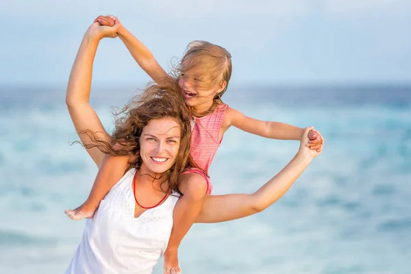 Happy mother and daughter on the ocean beach on Maldives at summer vacation — Stock Photo, Image