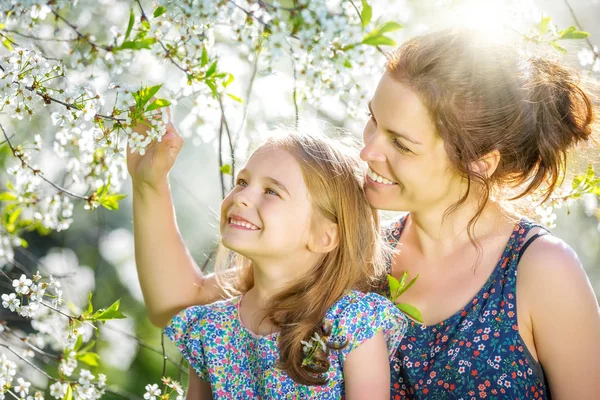 Mãe e filha no parque ensolarado — Fotografia de Stock