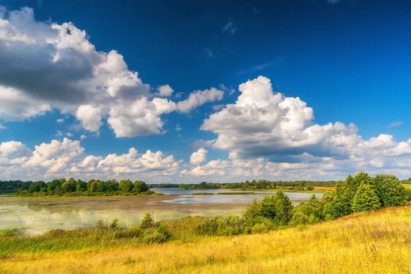 Nuages au-dessus du lac à une journée ensoleillée — Photo