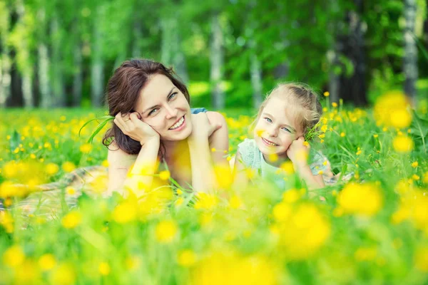 Anne ve kızı güneşli çayır üzerinde — Stok fotoğraf