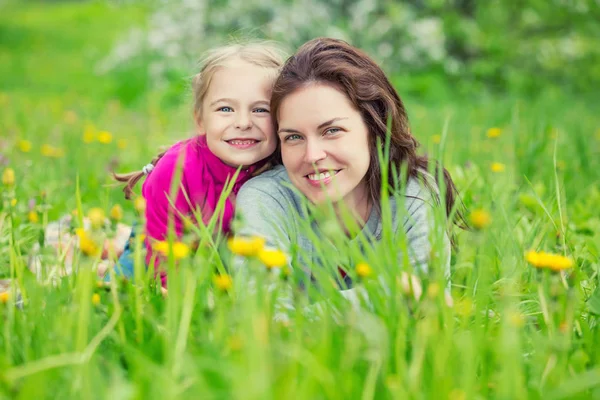 Mother and daughter on green summer meadow — Stock Photo, Image