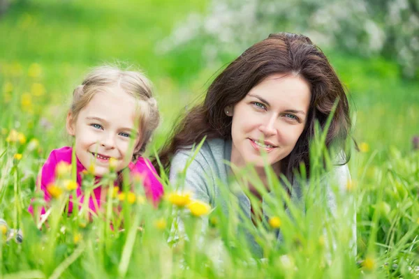 Мать и дочь на зеленом летнем лугу — стоковое фото