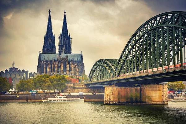 Cattedrale di Colonia e ponte Hohenzollern, Germania — Foto Stock