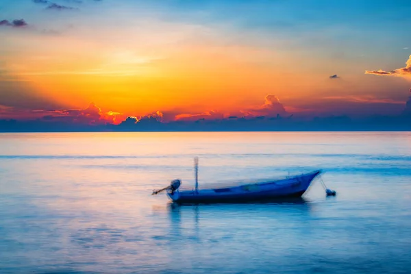 Nascer do sol sobre o oceano — Fotografia de Stock