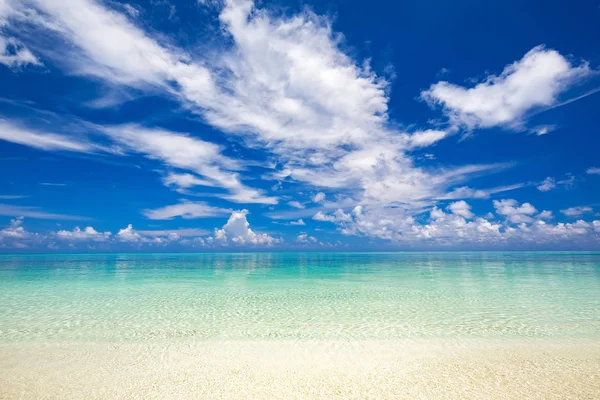 Hermosa playa soleada océano — Foto de Stock