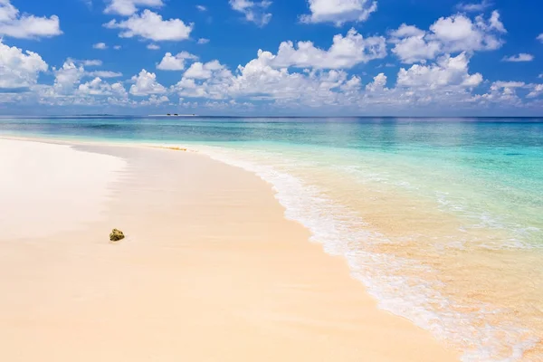 Bela praia do oceano ensolarado — Fotografia de Stock