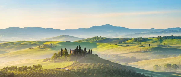 Tuscany landscape at spring foggy morning — Stock Photo, Image