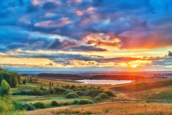 Verão pôr do sol tempestuoso — Fotografia de Stock