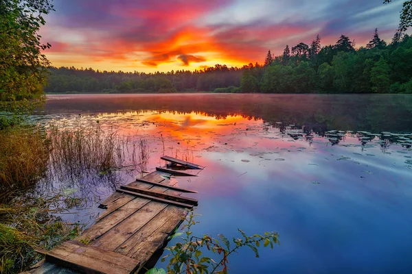 Heller Sonnenaufgang über einem See — Stockfoto