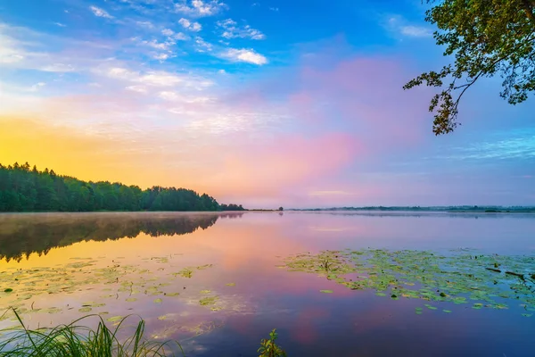 Heldere zonsopgang op een meer — Stockfoto