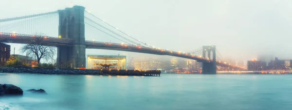 Ponte de Brooklyn na noite nebulosa — Fotografia de Stock