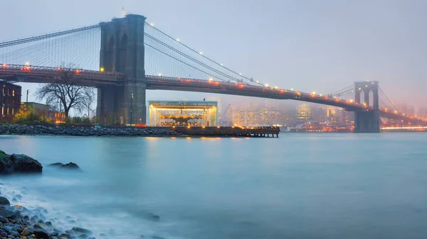 Brooklyn bridge at foggy evening — Stock Photo, Image