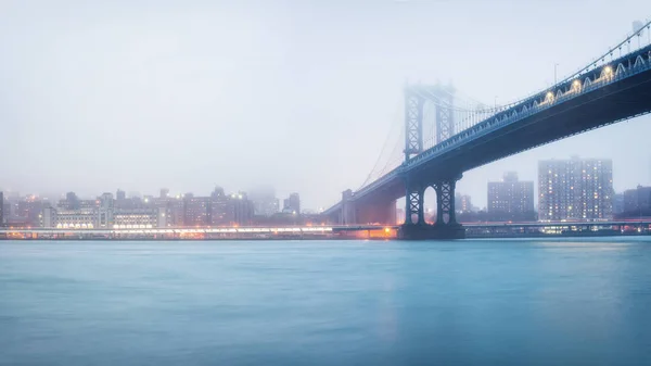 曼哈顿桥梁和曼哈顿在雾的夜晚 — 图库照片
