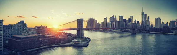 Brooklyn Bridge und Manhattan bei Sonnenuntergang — Stockfoto