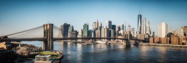 Brooklyn Bridge och Manhattan på solig dag — Stockfoto