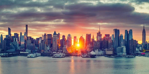 Яркий восход солнца над Манхэттеном — стоковое фото