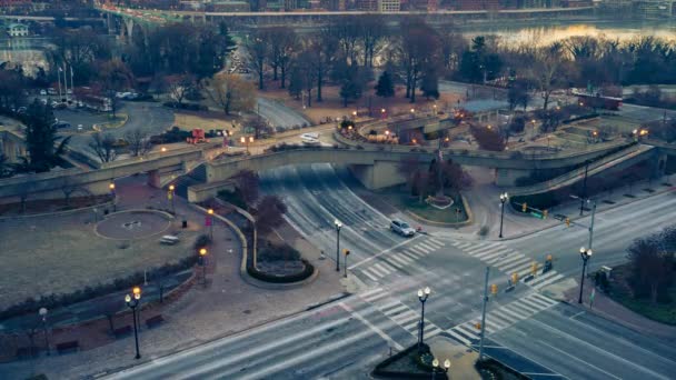 Verkehr auf Schlüsselbrücke in Washington: Zeitraffer am Wintermorgen — Stockvideo