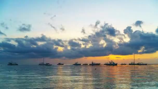 Tempo de nascer do sol sobre o oceano na República Dominicana — Vídeo de Stock