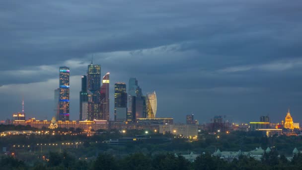 Переход от дня к ночи через Москву — стоковое видео