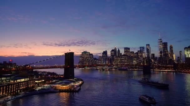 日没後のブルックリン橋とマンハッタン — ストック動画