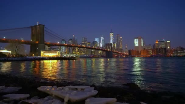 Brooklyn híd és Manhattan napkeltekor — Stock videók