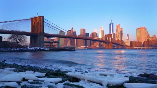 Puente de Brooklyn y Manhattan al amanecer — Vídeos de Stock