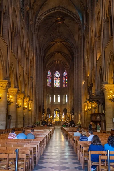 Paris, Frankrike-folk går på morgon service i Notre Dame-katedralen den 25 april, 2011 i Paris, Frankrike. — Stockfoto