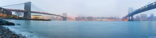 Most Brooklyn i Manhattan bridge o zmierzchu — Zdjęcie stockowe
