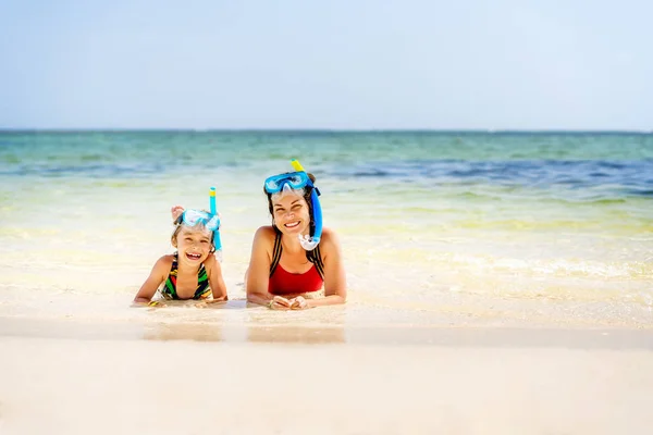 Jovem mãe e filha desfrutando da praia na República Dominicana — Fotografia de Stock