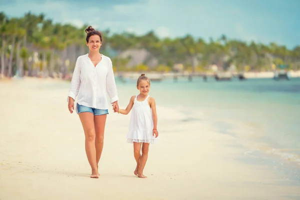 Junge Mutter und kleine Tochter genießen den Strand in der Dominikanischen Republik — Stockfoto