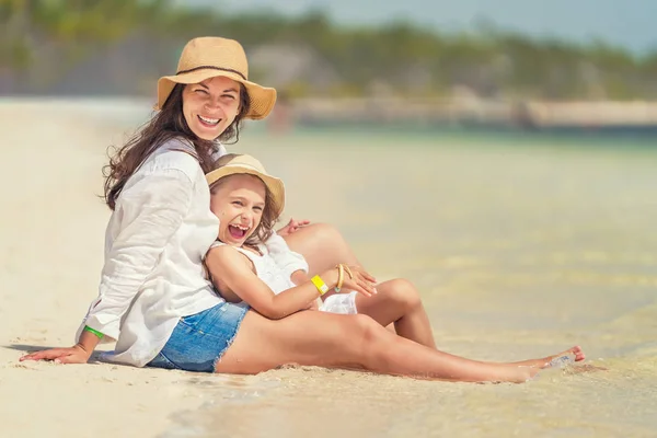 Jeune mère et petite fille profitant de la plage en République dominicaine — Photo