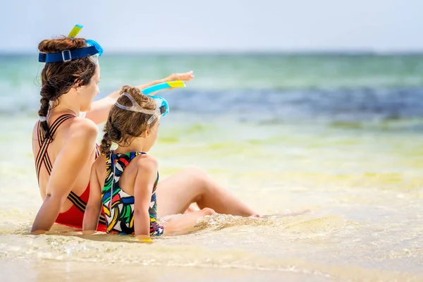 Young mother and little daughter enjoying the beach in Dominican Republic — Stock Photo, Image