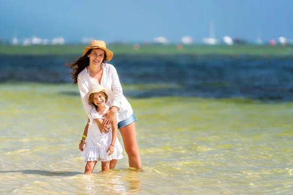 Jonge moeder en dochtertje genieten van het strand in Dominicaanse Republiek — Stockfoto