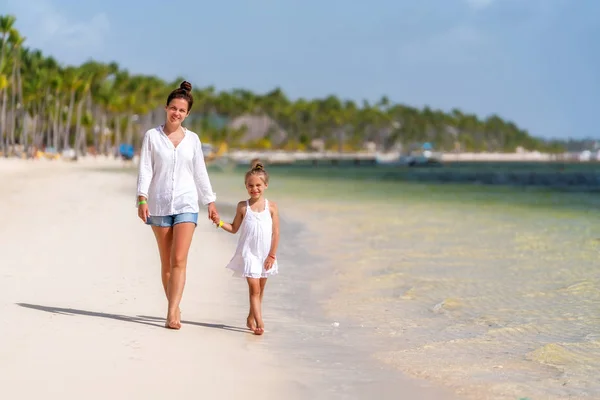 Young mother and little daughter enjoying the beach in Dominican Republic — Stock Photo, Image