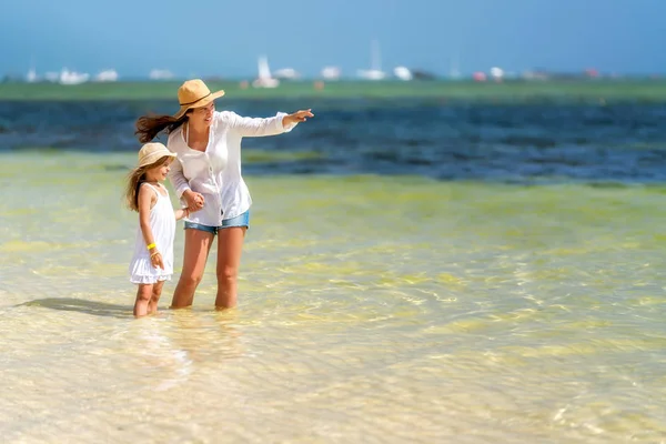 Young mother and little daughter enjoying the beach in Dominican Republic — Stock Photo, Image