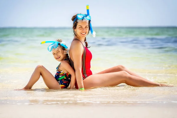 Jovem mãe e filha desfrutando da praia na República Dominicana — Fotografia de Stock