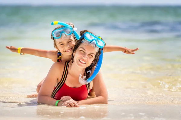 年轻的母亲和小女儿享受多米尼加共和国的海滩 — 图库照片