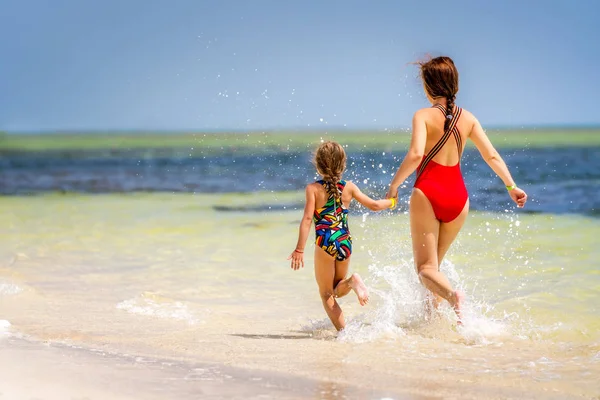 Молодая мать и маленькая дочь наслаждаются пляжем в Доминиканской Республике — стоковое фото