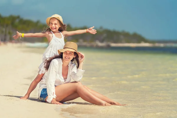 Ung mor och liten dotter njuter av stranden i Dominikanska republiken — Stockfoto
