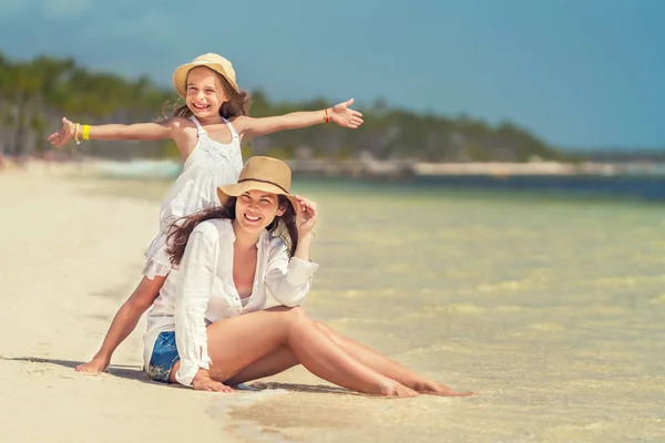 Young mother and little daughter enjoying the beach in Dominican Republic — ストック写真