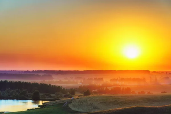 Rode zonsondergang op het platteland — Stockfoto