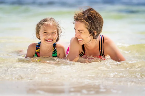 Jovem mãe e filha desfrutando da praia na República Dominicana — Fotografia de Stock